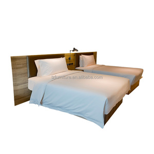 Ensemble de lit d'hôtel à prix d'usine, sur mesure, avec tête de lit intégrée rembourrée en tissu, base en bois, disponible en tailles King, Queen et Simple, et draps inclus - Product Image 6