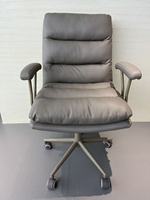 Chaise de bureau ergonomique moderne en similicuir gris, confortable, avec dossier ergonomique, pivotante, réglable en hauteur, avec accoudoirs en métal doré et base 5 étoiles