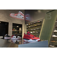 Maßgefertigte Hochwertige Herren-Sportschuh-Vitrine Einzigartiges Design Edelstahl Gehärtetes Glas Baishida Marken-Schaukasten
