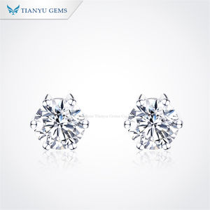 Pendientes de Moissanita con Engaste de Seis Puntas, Geométricos, Minimalistas, Elegantes y Clásicos, de Plata de Ley Chapada en Oro de 18k, de Tianyu Gems - Product Image 2
