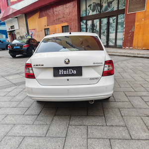 <span class=keywords><strong>Skoda</strong></span> Rapid 1.6L Automatica 5 Posti Usata del <span class=keywords><strong>2015</strong></span>, Hatchback Nera con Motore Affidabile, Bagagliaio Espandibile, Carrozzeria Rigida e Interni in Pelle - Product Image 5