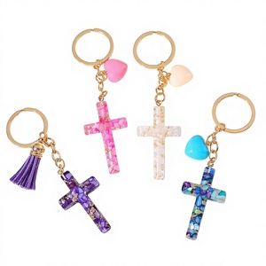 Vente en gros usine Nouveau style Européen/Américain Pendentif Cœur Croix en Résine Époxy Porte-clés Breloque pour Sac à Dos Femme Modèle Y053 - Product Image 1