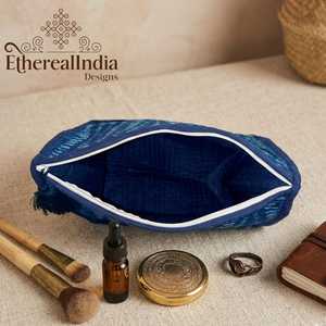 Bolsa de Cosméticos de Algodón Acolchado con Estampado Indigo, Organizador de Maquillaje, Bolsa de Aseo para Viaje, Hecha a Mano - Product Image 3
