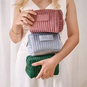 I-0932 Custom Velvet Fashion Zipper <b>Makeup</b> Bag Travel Cosmetic <b>Cases</b> Large Capacity - Product Image 1