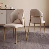 Chaise de salle à manger en cuir de luxe au design moderne avec dossier nordique et structure en acier inoxydable pour restaurant/hôtel