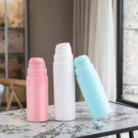 Stock de bouteilles en plastique sans air de voyage de 5ml 10ml 15ml de couleurs bleu rose blanc avec pompe à lotion pour cosmétiques crème soins de la peau