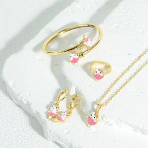 <span class=keywords><strong>Set</strong></span> di Gioielli Y2K Fashion Kawaii KT Cat per Ragazze, in Lega Placcata Oro, Include Collana, Bracciale, Anelli a Cuore, per Matrimoni e Bambine - Product Image 3