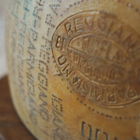 Queso Duro Italiano Premium de 40 kg, Añejado 24 Meses, Fermentación Intensa, Sabor Intenso, Proteína de Leche de Vaca Cruda, Envasado en Caja