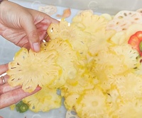 Automatische commerciële ananas schil- en snijmachine set voor fruitverwerkingslijn, optionele snijgroottes van 1-8 mm, op maat gemaakt.