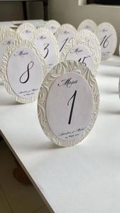 Marque-places <span class=keywords><strong>de</strong></span> table <span class=keywords><strong>de</strong></span> mariage personnalisés <span class=keywords><strong>de</strong></span> luxe en acrylique blanc, motif floral ivoire en relief 3D, avec numéros, <span class=keywords><strong>pour</strong></span> fêtes, banquets et douches nuptiales - Product Image 2