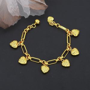 Vente en gros de breloques en forme de cœur en laiton plaqué or 24 carats, bijoux tendance pour bracelet femme - Product Image 5