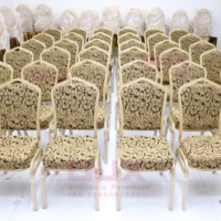 Chaises et tables de banquet de luxe en métal empilables à motif doré moderne pour hôtels, restaurants, mariages et événements festifs