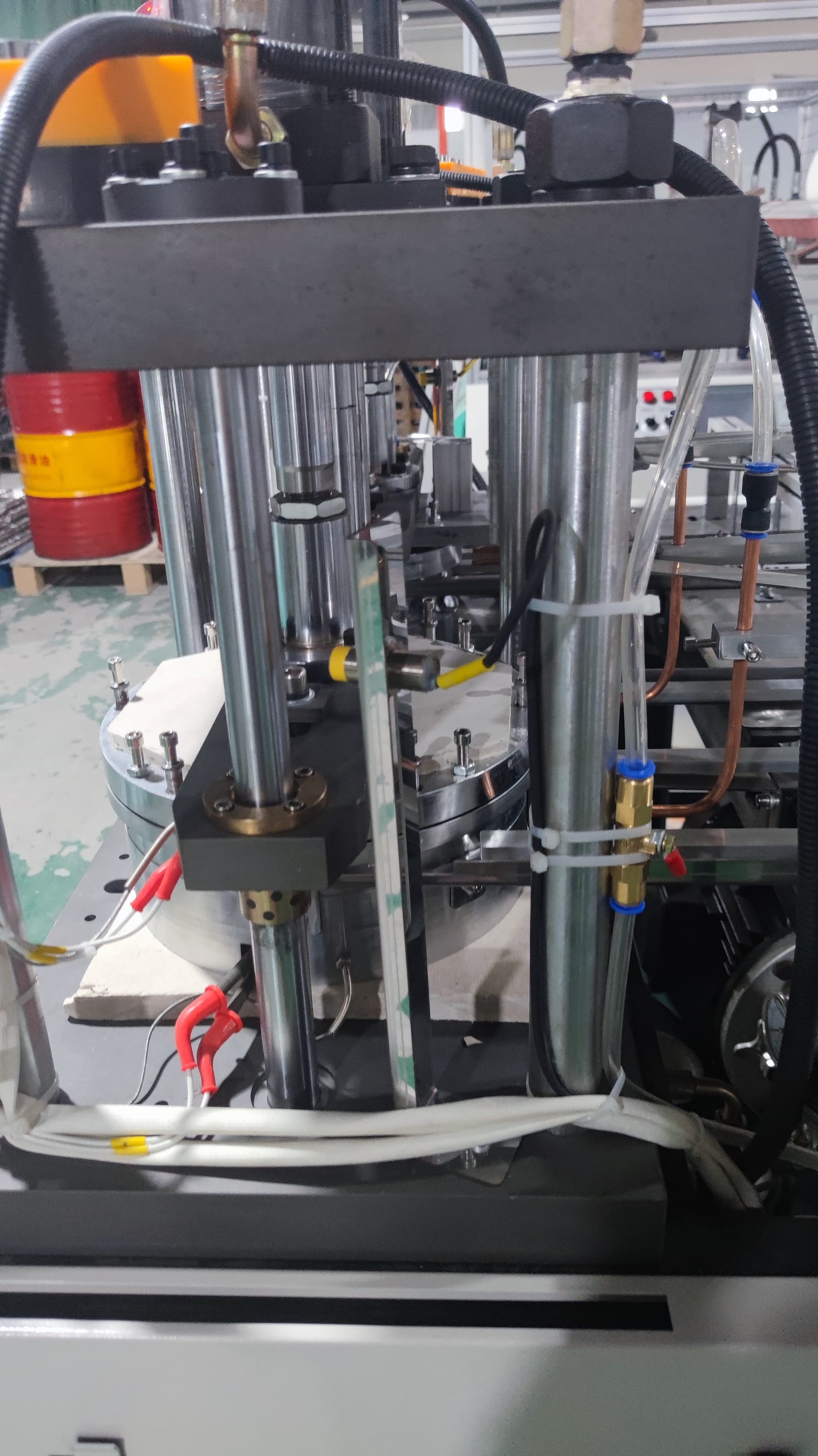 BOBO Machine hydraulic disposable paper cup and plate tableware making shown in a detail photo for this news article