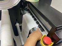 Machine d'impression numérique d'étiquettes en rouleau pour l'alimentation, les cosmétiques, le vin, les codes-barres, avec imprimante intégrée, plastifieuse et découpeuse