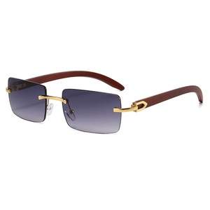 Vente en gros <span class=keywords><strong>Lunettes</strong></span> de soleil unisexes à verres dégradés Pieds miroir en <span class=keywords><strong>bois</strong></span> sans cadre <span class=keywords><strong>Lunettes</strong></span> de soleil mode confortables à monture PC brun doré UV400 - Product Image 6