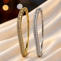 Bracelet manchette en zircon plaqué or Resoul, élégant et moderne, avec zircone cubique, pour femme, à porter au quotidien