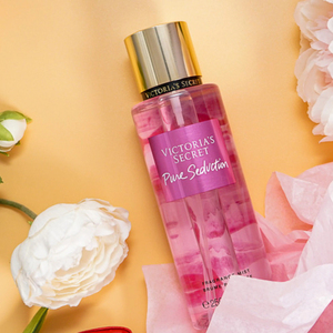 2025 PURE SEDUCTION ORIGINAL Victoria's Secret <span class=keywords><strong>Brume</strong></span> Parfumée PURE SEDUCTION Prune Juteuse et Freesia Écrasée 250mL 8.4Oz - Product Image 2