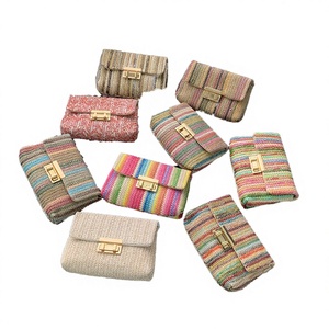 GLOBAL HEROES Bolso de Hombro Tipo Sobre Pequeño de Rafia Tejida para Mujer, Estilo Boho, con Cierre de Gancho y Bucle, Bandolera Genuina - Product Image 3