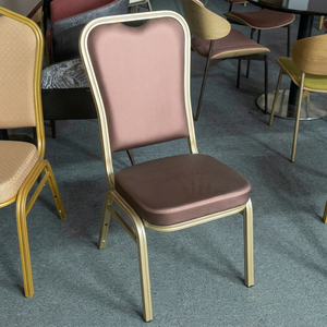 Chaise de banquet de luxe avec cadre en aluminium doré clair |   Chaise d'hôtel empilable au design moderne, avec pieds coniques, revêtement marron et dossier solide - Product Image 1
