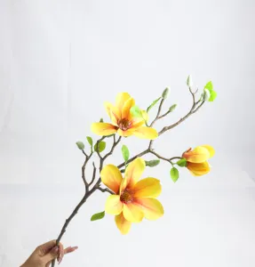 Bunga magnolia buatan kelas atas digunakan untuk dekorasi pernikahan keluarga