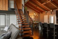Prima Escalier droit flottant avec support suspendu invisible, marches en bois étanches, barre métallique noir mat, pour villa