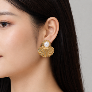 Boucles d'oreilles clous en forme d'éventail avec perles dorées, en acier inoxydable plaqué or 14K sous vide, bijoux sculpturaux en forme de coquillage - Product Image 5