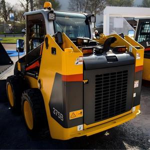 Mini-chargeuse compacte polyvalente 375B avec attaches rapides : plusieurs travaux, une seule machine - Product Image 2
