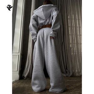 L801221 Survêtement Streetwear Personnalisé Hiver 2 Pièces <span class=keywords><strong>Femme</strong></span> Ensemble Décontracté Uni Sweat à Capuche Court Zippé et <span class=keywords><strong>Pantalon</strong></span> de <span class=keywords><strong>Jogging</strong></span> Surdimensionné - Product Image 2