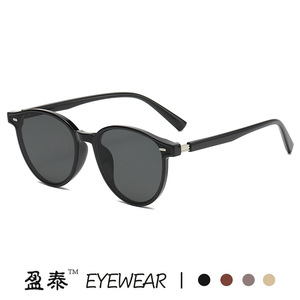 Lunettes de soleil pour femmes, monture rétro de petite taille, UV400, en plastique et métal gris, classe 2, style streetwear - Product Image 3