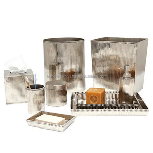 Juego de baño plateado de acero inoxidable con acabado elegante, perfecto para una elegante organización del baño - Product Image 1