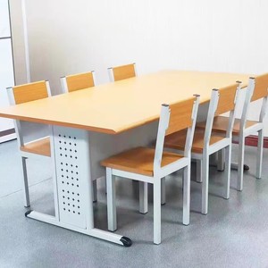 Ensemble de table et de chaise de classe durable avec pieds anti-corrosion et bords anti-collision pour les étudiants et les écoles - Product Image 1
