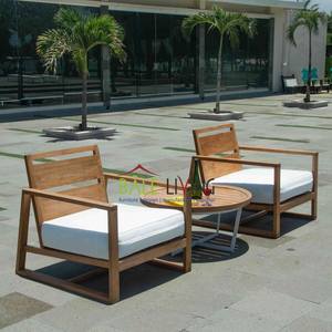 Élégance extérieure avec la chaise Cattalina Bali, fabriquée en teck durable, idéale pour la détente dans le jardin et les repas en plein air. - Product Image 1