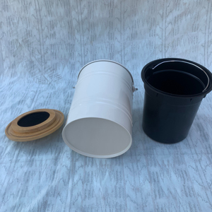 Poubelle de cuisine ronde blanche 3L avec couvercle en bambou et structure intégrée en éponge anti-odeurs - Product Image 5