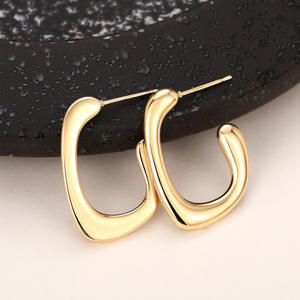 Orecchini a Cerchio E2448 in Oro, Design Minimalista Unisex per Uso Quotidiano, Gioielli Placcati Oro - Product Image 4