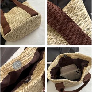 Sac fourre-tout en paille tricotée réutilisable avec logo personnalisé et fermeture à bouton, tendance pour l'été, la plage, les voyages et le shopping - Product Image 3