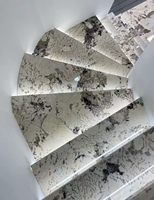 Marche d'escalier courbée en marbre sur mesure, avec veinage assorti, assemblage préfabriqué et poutre de soutien solide pour hôtel