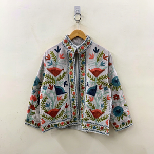 Chaqueta de Terciopelo Beige Taupe para Mujer, Estilo Suzani, Bordada a Mano con Diseño Floral, Chaqueta Corta con Forro a Rayas para Invierno, Venta al Por Mayor OEM - Product Image 3