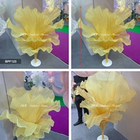 Support de fleurs géant en tissu organza jaune, grande fleur artificielle faite à la main pour la décoration d'allées de mariage et de scènes d'événements