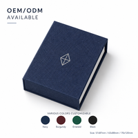 Boîte Cadeau Personnalisée de Cartes à Jouer de Luxe Bleu Marine et Argent pour la Famille, 52 Cartes Oracle en Carton Premium, Écologiques, Durables et Personnalisables