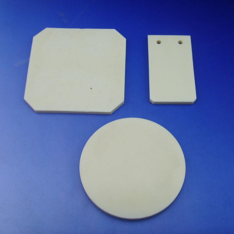Industriel adapté aux besoins du client Inférieur Moyen Détérioration Rigidité Texture 99% Plaque En Céramique d'alumine