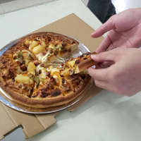 Distributeur automatique de pizzas à écran tactile entièrement automatique personnalisable pour l'école et le métro Vendeur de fast-foods frais pour les espaces de détente