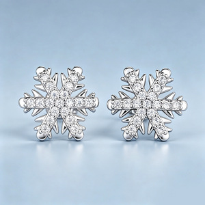 Boucles d'oreilles en forme de flocon de neige pour femmes, design de Noël, accessoires d'hiver pour les oreilles - Product Image 1