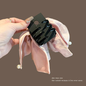 Elegante Horquilla Rosa de Satén con Flores de Perlas, Accesorio para Cola de Caballo de Mujer, Diadema Completa para la Cabeza, Colección Primavera 2026, Materiales Mixtos - Product Image 4