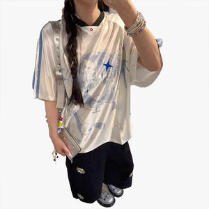 เสื้อยืดวินเทจลายการ์ตูนสาวๆ คอวี แขนสั้น รุ่นใหม่ประจำฤดูร้อนปี 2026 ทรงหลวม แต่งผ้าแบบแพทช์เวิร์ค สไตล์ลำลอง เสื้อยืดสุดฮิต - Product Image 6