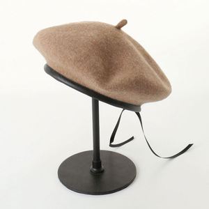 หมวกเบเร่ต์ขนสัตว์แบบปรับได้สำหรับผู้หญิง แฟชั่นฤดูใบไม้ร่วงและฤดูหนาว พร้อมขอบ PU - Product Image 1