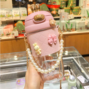 ขวดน้ำพลาสติกแบบพกพาขนาด 580 มล. ลายหูกระต่ายน่ารัก เป็นมิตรกับสิ่งแวดล้อม เหมาะสำหรับเด็กผู้หญิงและเด็กๆ สำหรับการตั้งแคมป์ มาพร้อมหลอดดูด สายคล้องโลหะประดับมุก - Product Image 5