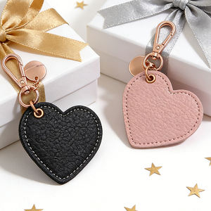 سلاسل مفاتيح جلدية جديدة بالجملة قابلة للطباعة والنقش، حلقات مفاتيح جلدية مخصصة على شكل قلب مع زخرفة معدنية - Product Image 1