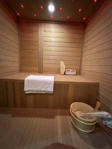 Sauna traditionnel extérieur en cèdre rouge avec toiture en bardeaux, disponible en stock. - Product Image 5
