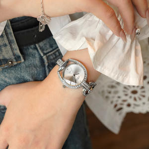 Reloj de Mujer de Lujo con Diseño de Cielo Estrellado, Estilo de Brazalete Hueco Único y Exquisito, Especial de Navidad - Product Image 5