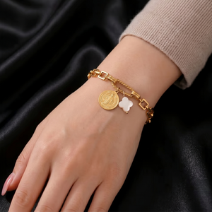 Bracelet vintage en acier inoxydable plaqué or 18 carats avec breloques géométriques, coquillages sculptés, trèfles et médailles pour femme - Product Image 3